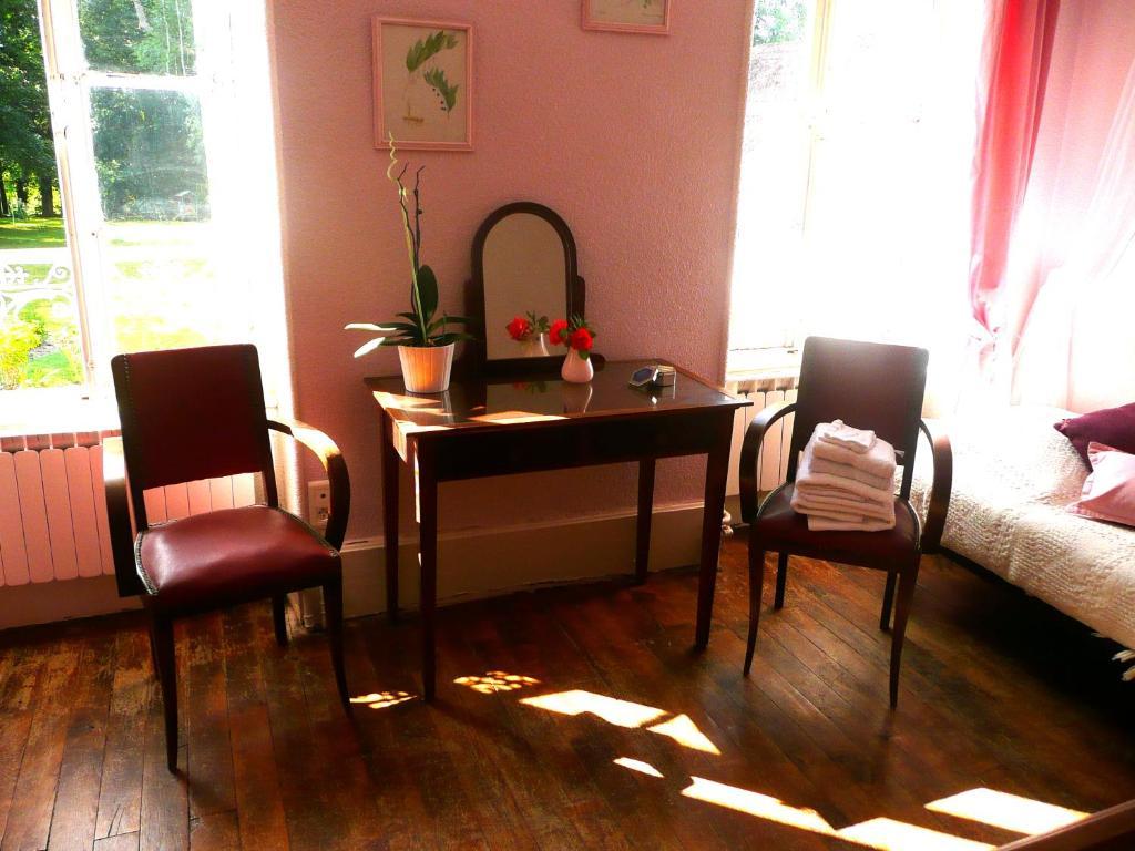 Chambres D'Hotes Et Roulotte Au Bonheur Du Parc Le Breuil  Zimmer foto